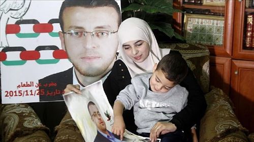 En direct de l'hôpital d'Afula : Mohammed al-Qeeq, dans un état critique, est encerclé par des dizaines de policiers